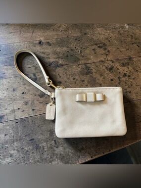 Coach Darcy Bow Cream Cross Grain Leather Small Wristlet Top Zipper